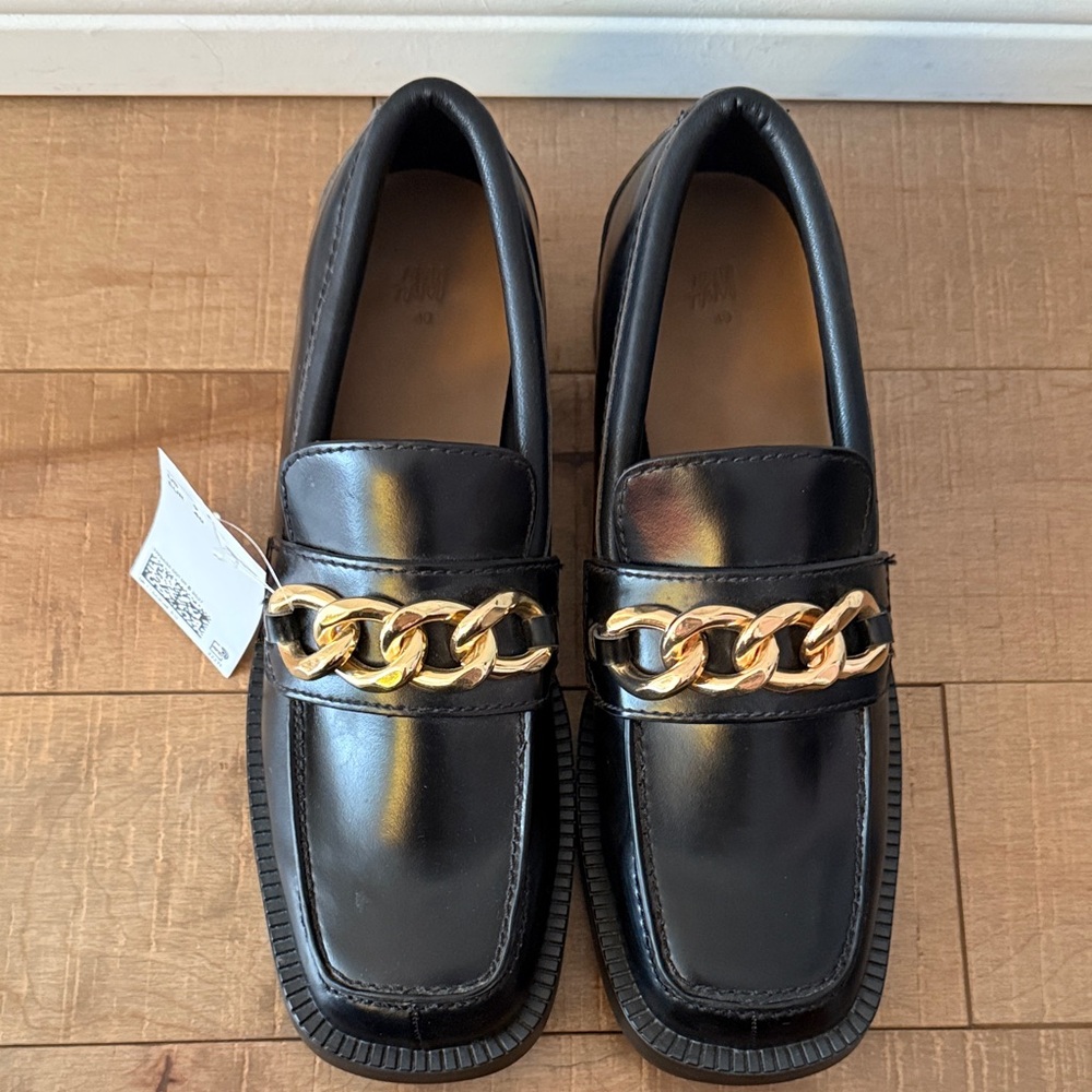 NET H&M black loafer with gold chain details-Size 40 - Picture 3 of 5
